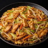 32 Bratnudeln mit Huhn