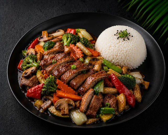 M10 Gebratenes Entefleisch in  pikante sauce