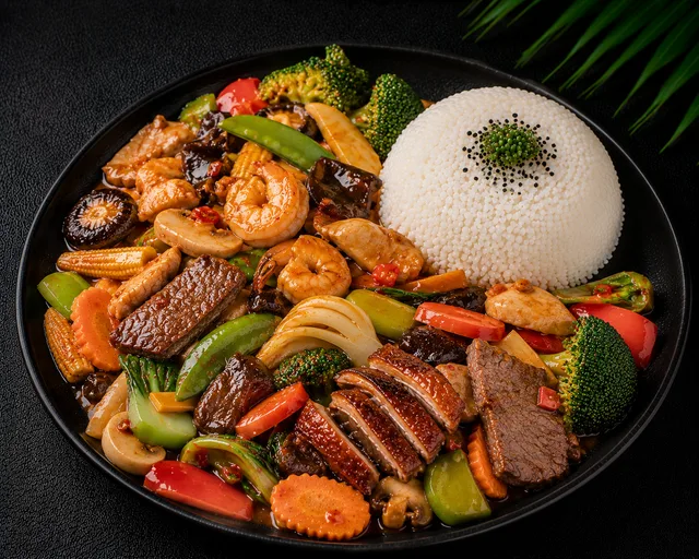 M17  Acht Kostbarkeiten mit Huhn, Ente, Rind, Garnelen in pikanter Sauce mit versch. Gemüse